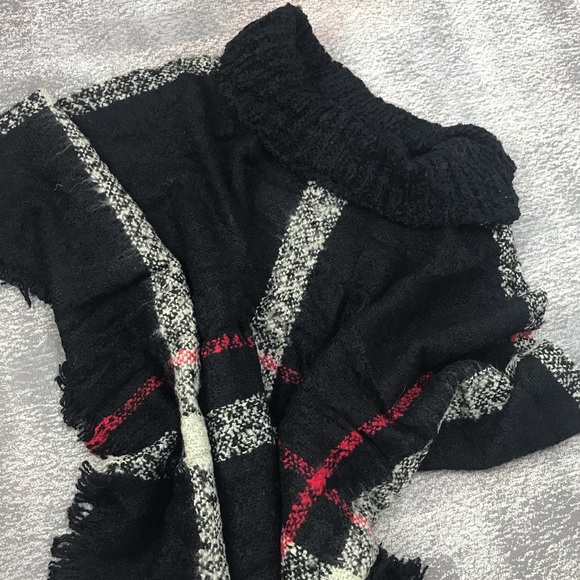 🔺SALE🔺Knitted Plaid Poncho in Black & Red - Picture 2 of 5